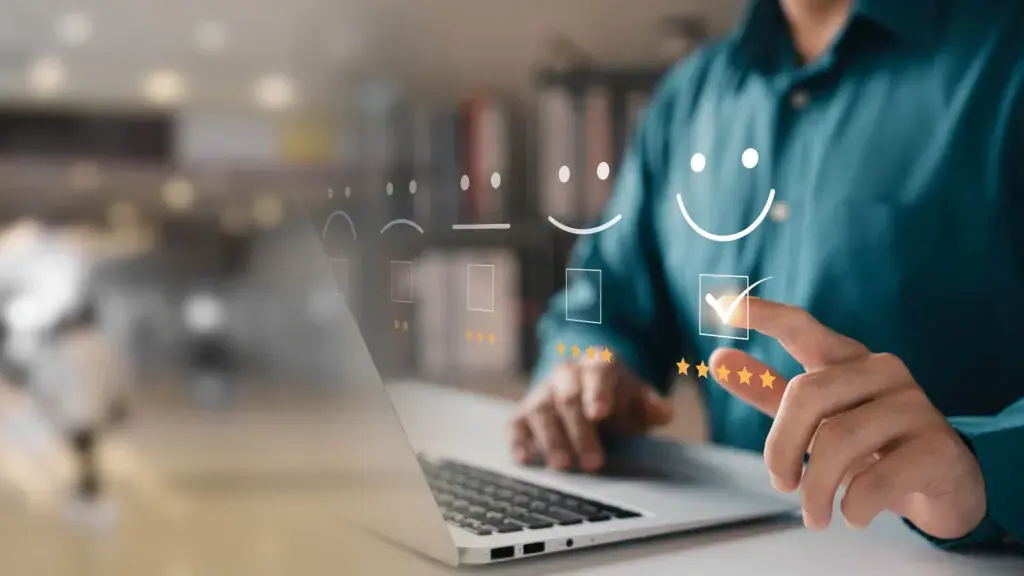 Das TrustYou-Team bei der Zusammenarbeit im Büro